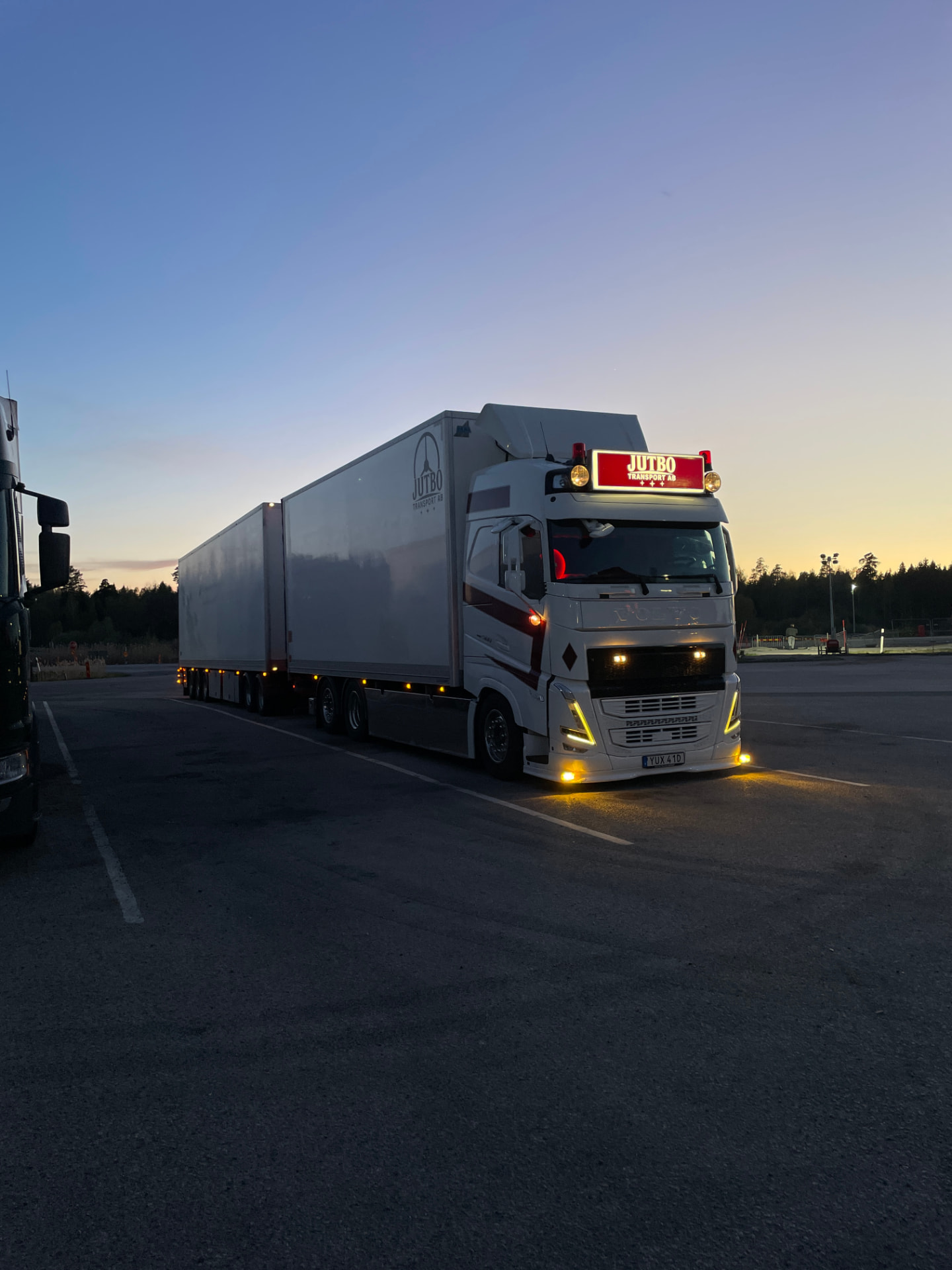 Lastbil från Jutbo Transport i skymningen
